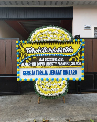 Papan Bunga Duka di Ganjar Agung